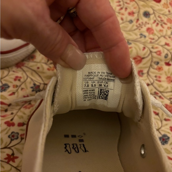 Brand new converse, super cute and only wore once. I prefer old converse !!! - Picture 4 of 7